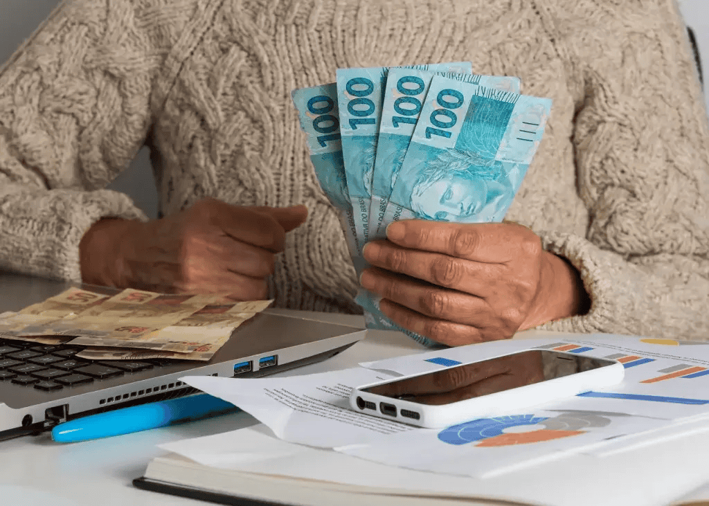 Dicas de Economia para Quem Recebe Até 2 Salários Mínimos no Brasil